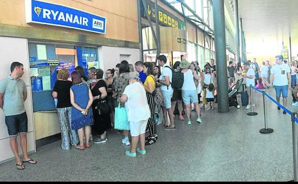Clientes del vuelo afectado reclaman en la oficina de la compañía aérea, en el aeropuerto de Valladolid.