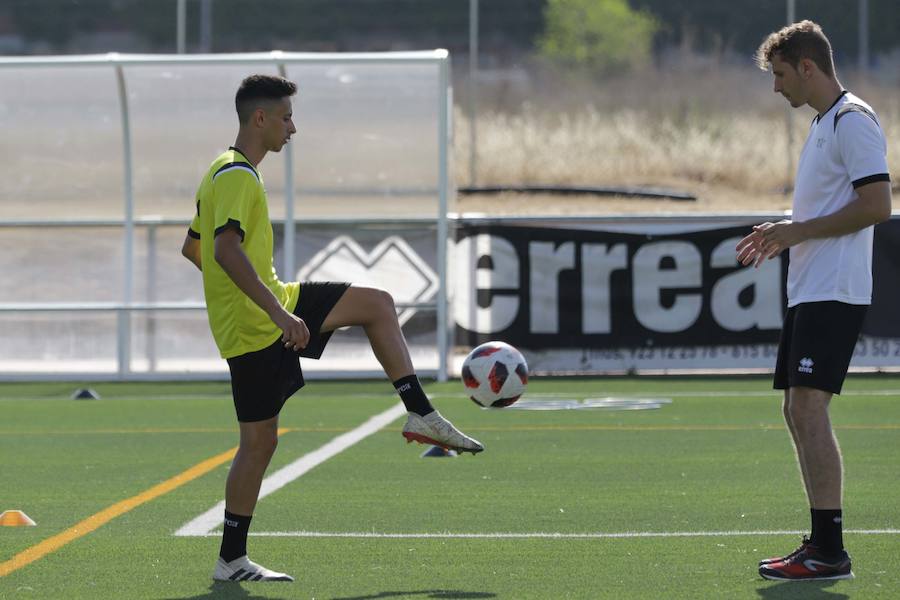 El concurso para que jóvenes jugadores intenten ganarse un hueco en el fútbol semiprofesional ha arrancado hoy en Salamanca.