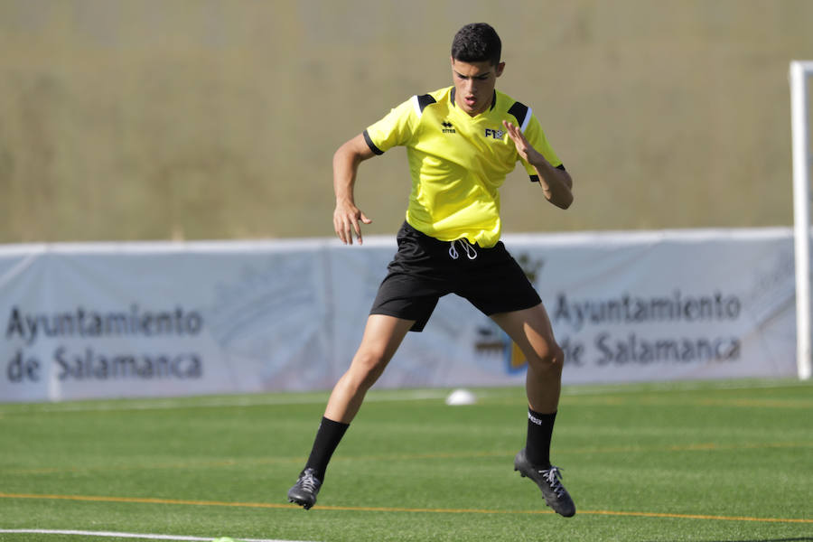 El concurso para que jóvenes jugadores intenten ganarse un hueco en el fútbol semiprofesional ha arrancado hoy en Salamanca.