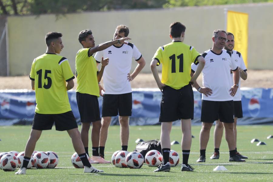 El concurso para que jóvenes jugadores intenten ganarse un hueco en el fútbol semiprofesional ha arrancado hoy en Salamanca.