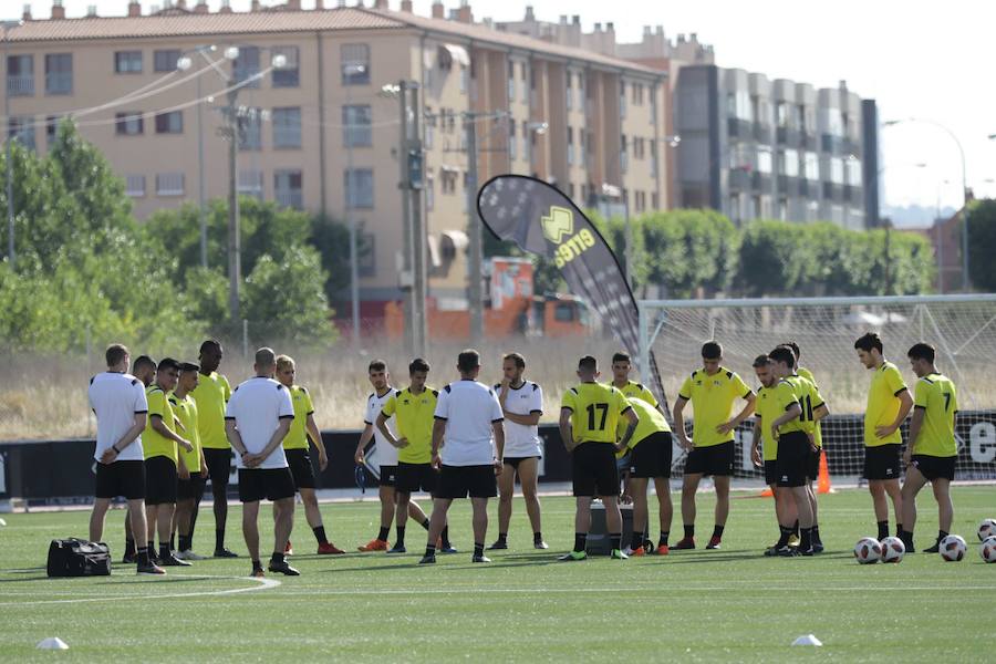 El concurso para que jóvenes jugadores intenten ganarse un hueco en el fútbol semiprofesional ha arrancado hoy en Salamanca.