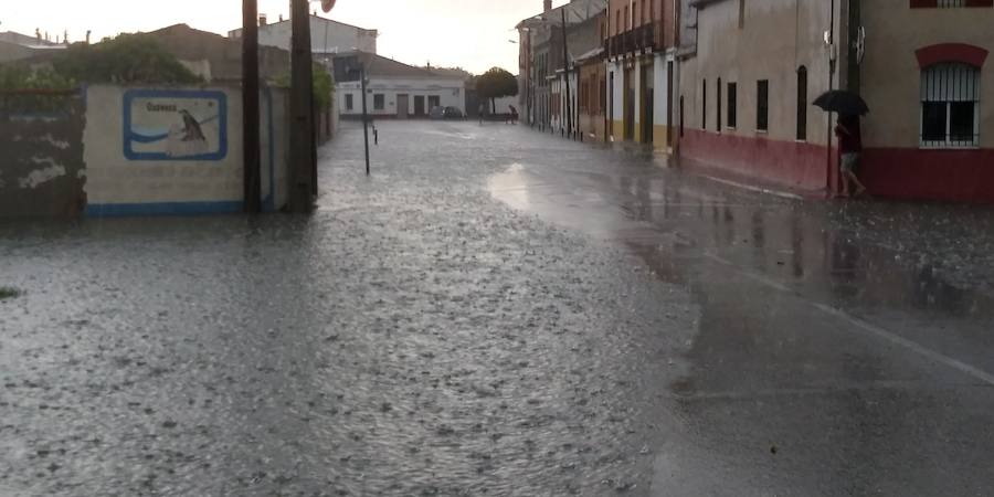 Imágenes de las inundaciones ocurridas hoy en Pedrajas de San Esteban