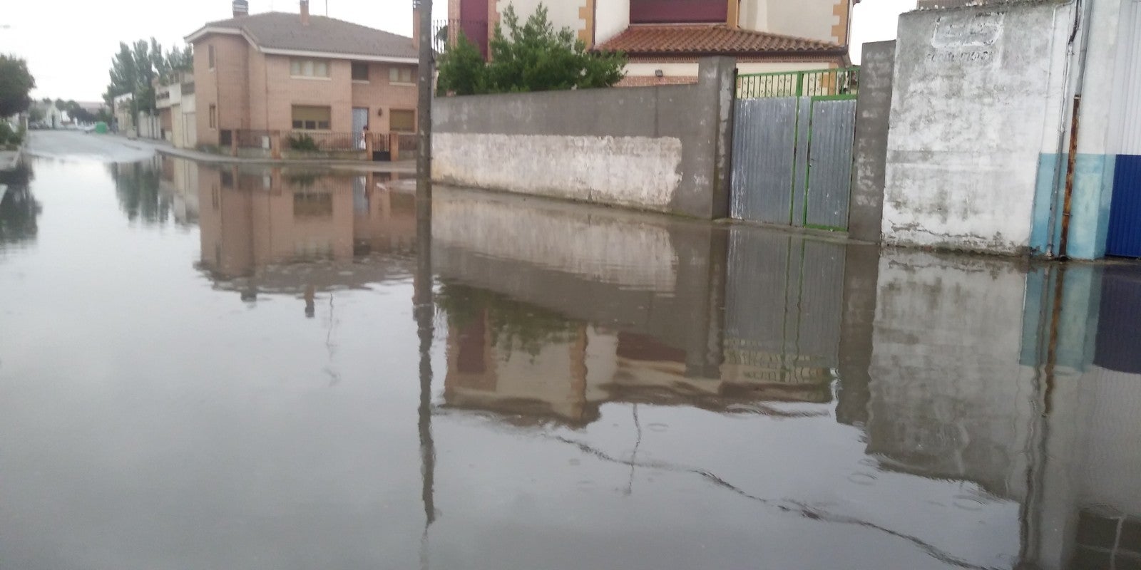 Imágenes de las inundaciones ocurridas hoy en Pedrajas de San Esteban