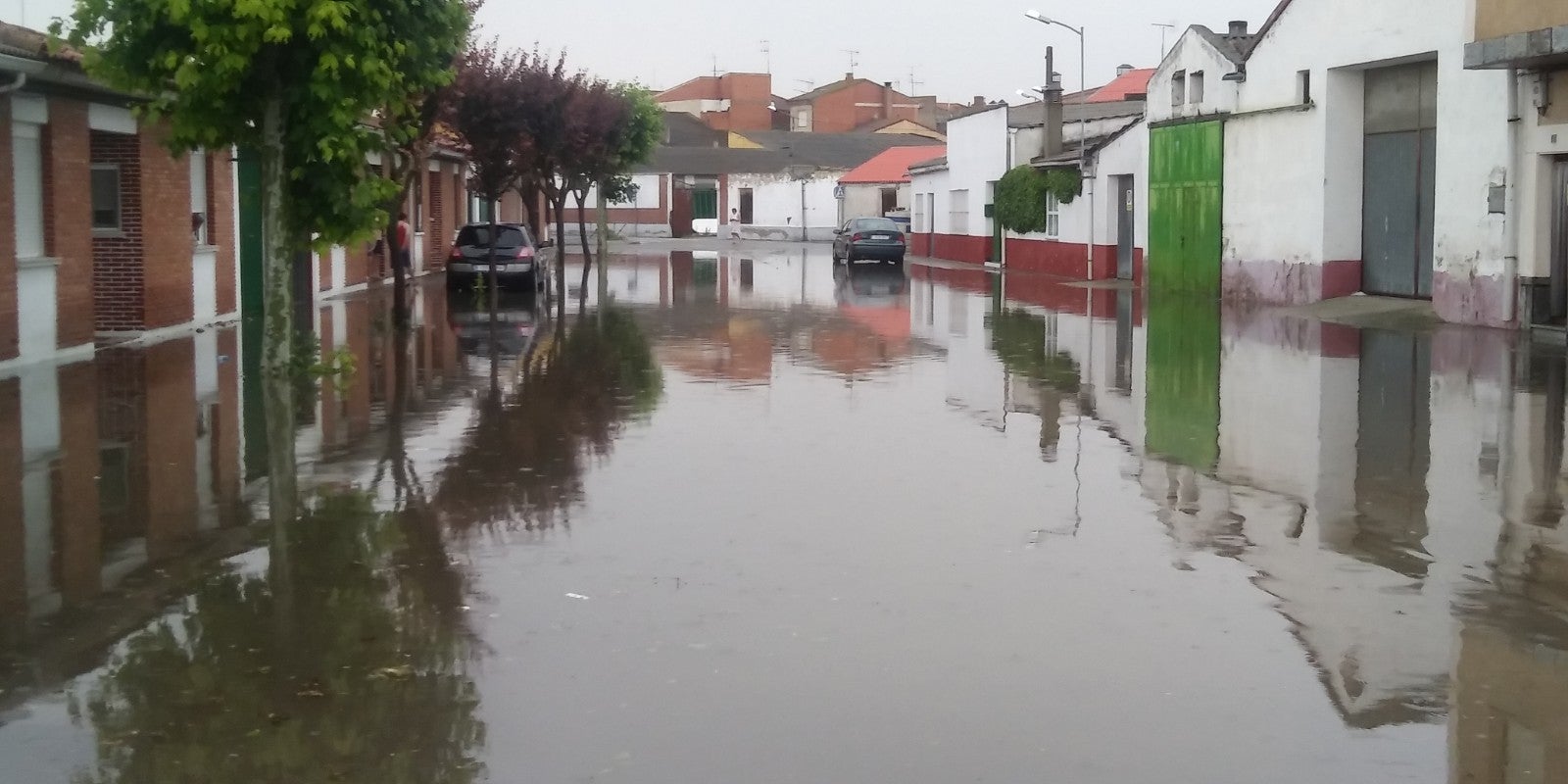 Imágenes de las inundaciones ocurridas hoy en Pedrajas de San Esteban