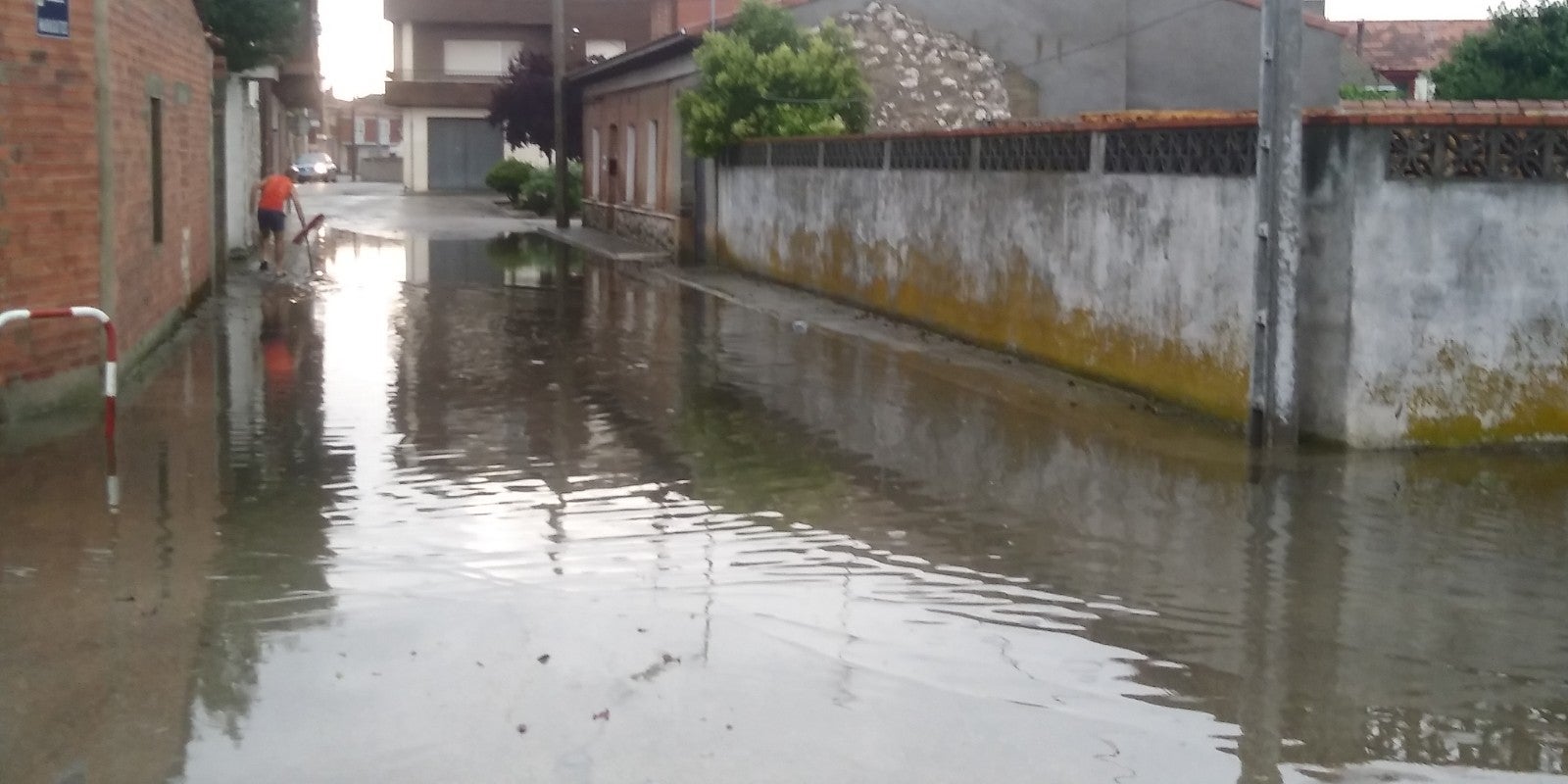 Imágenes de las inundaciones ocurridas hoy en Pedrajas de San Esteban