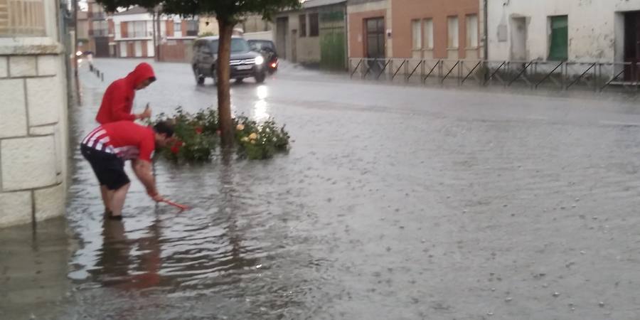 Imágenes de las inundaciones ocurridas hoy en Pedrajas de San Esteban