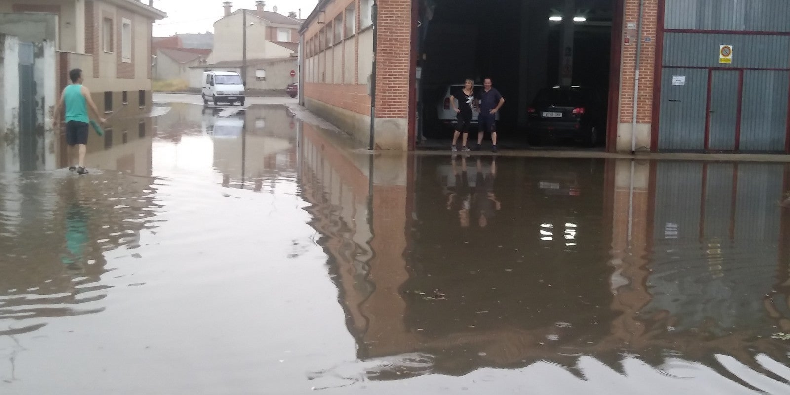 Imágenes de las inundaciones ocurridas hoy en Pedrajas de San Esteban