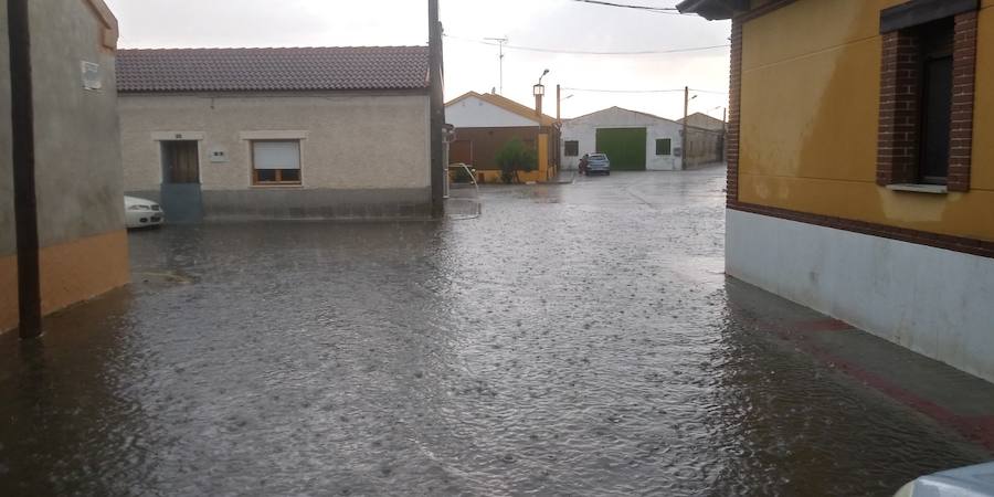 Imágenes de las inundaciones ocurridas hoy en Pedrajas de San Esteban