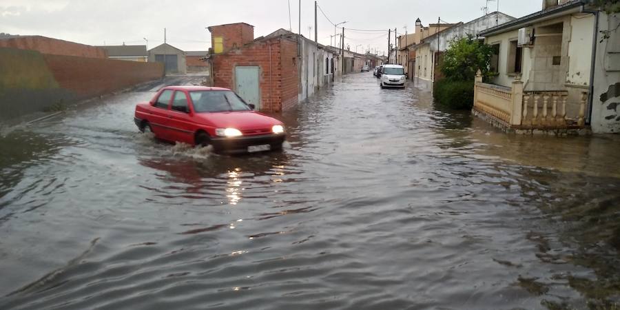 Imágenes de las inundaciones ocurridas hoy en Pedrajas de San Esteban