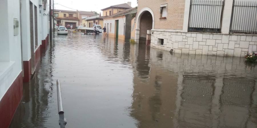 Imágenes de las inundaciones ocurridas hoy en Pedrajas de San Esteban