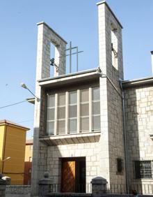 Imagen secundaria 2 - Calle Tomada de la Iglesia (arriba). Abajo, a la derecha, el parque del barriod e San José; a la izquierda, la iglesa parroquial.  Óscar Costa