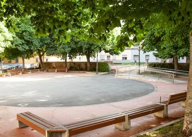 Imagen secundaria 1 - Calle Tomada de la Iglesia (arriba). Abajo, a la derecha, el parque del barriod e San José; a la izquierda, la iglesa parroquial.  Óscar Costa
