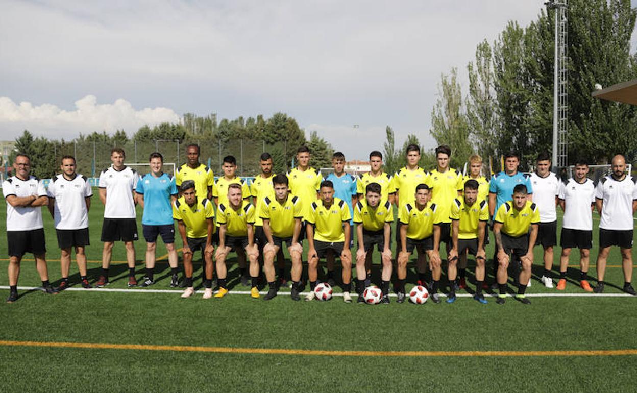 Los participantes del Foot Talent posan con los técnicos. 