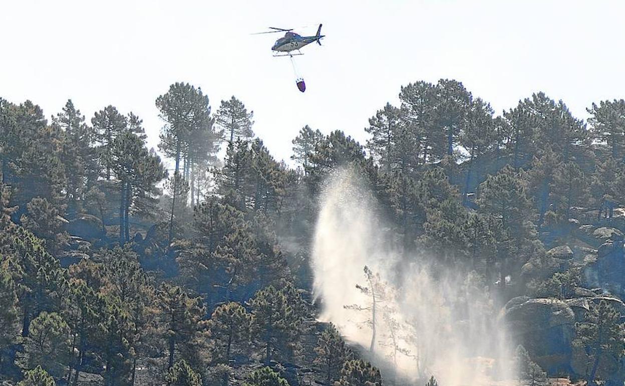 Un helicóptero trabaja en las labores de extinción de El Arenal (Ávila). 