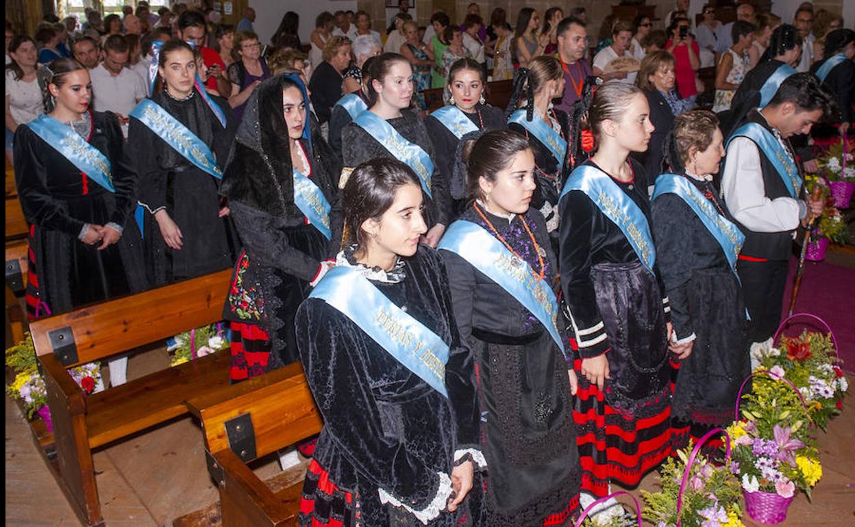 Las damas y los alcaldes de las fiestas, en la ofrenda de flores a la Virgen de la Fuencisla.