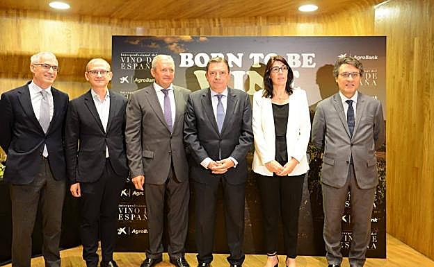 José Luís Benítez, director de la Federación Española del Vino; José Miguel Herrero, Director general de la Industria Alimentaria; Ángel Villafranca, presidente de la Organización Interprofesional del Vino; Luis Planas, Ministro de Agricultura, Pesca y Alimentación; Carme Sabrí, Directora de AgroBank, y Fernando Miranda, Secretario General de Agricultura. 