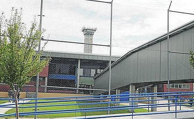 Exterior del centro penitenciario de Topas, en Salamanca, donde trabajaban los dos funcionarios. 