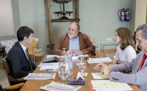 Un momento de la mesa de redacción en la hemeroteca de El Norte de Castilla. 