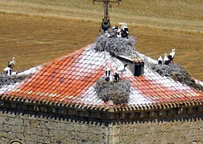 Imagen secundaria 1 - Arriba, la torre de San Martín, en Becerril de Campos. Abajo, a la izquierda, iglesia parroquial de Torremormojón y a la derecha, Iglesia de San Agustín, en Dueñas. 