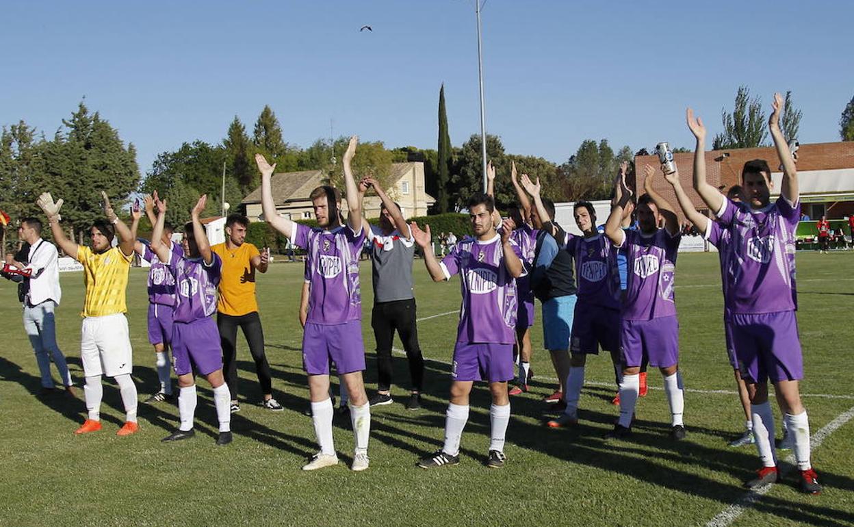 Los jugadores del Becerril saludan a su público en el Mariano Haro. 