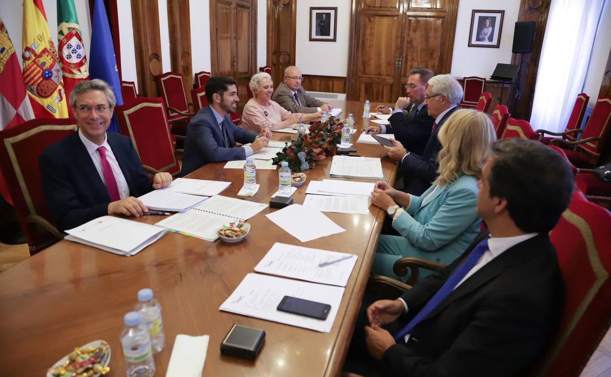 Un momento de la reunión que celebró la comisión hispano-lusa en la Subdelegación del Gobierno. 