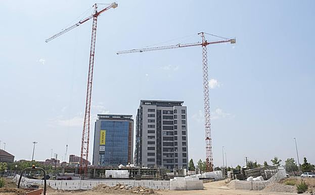 Edificios de viviendas en construcción en la carretera de Madrid. 