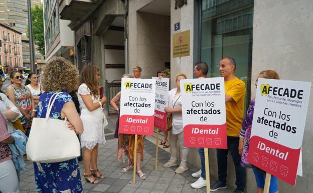 Concentración a las puertas de los juzgados de Nicolás Salmerón de pacientes de iDental. 