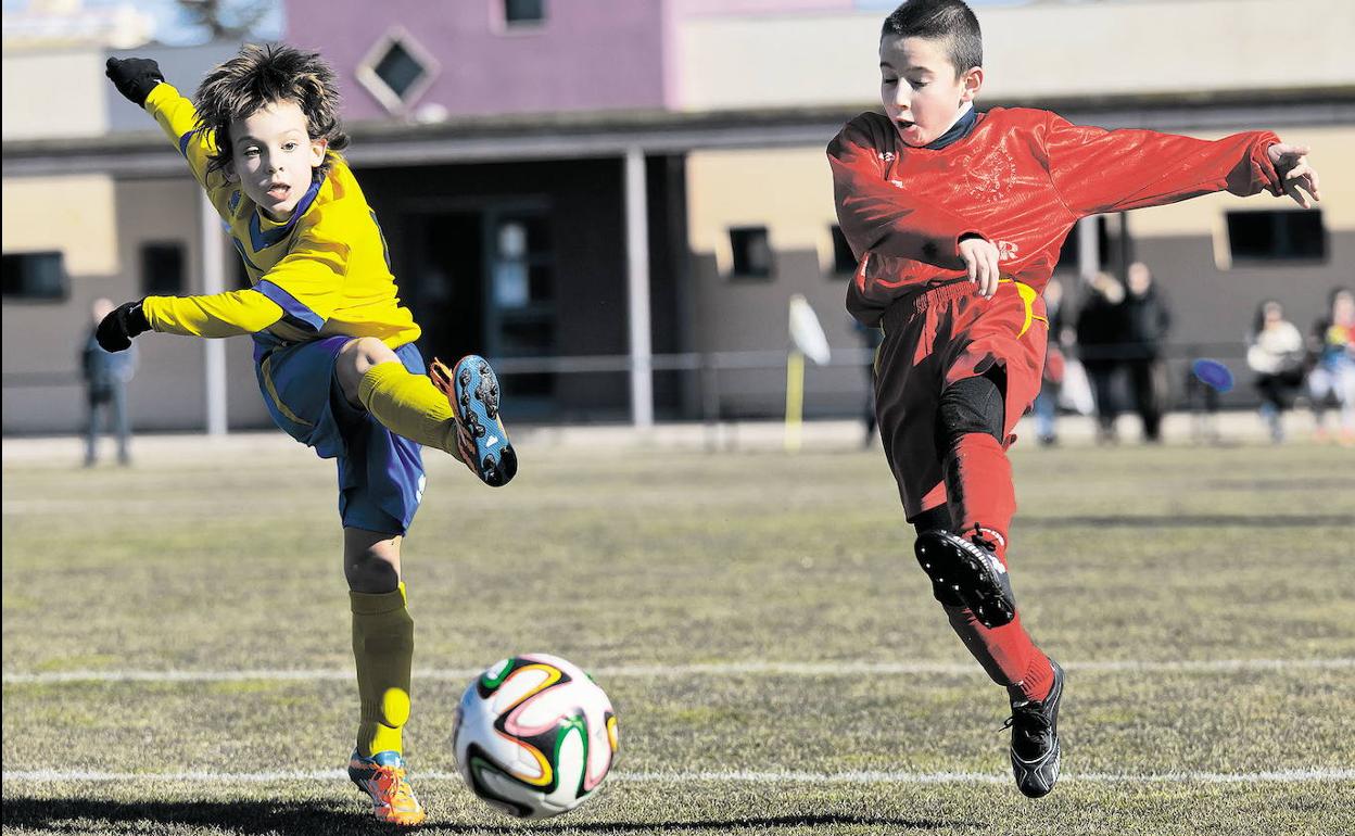 Partido de fútbol en categorías inferiores. 