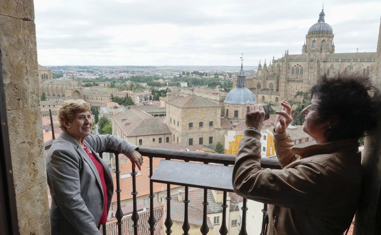 Dos visitantes en las torres de la Clerecía de Salamanca. 