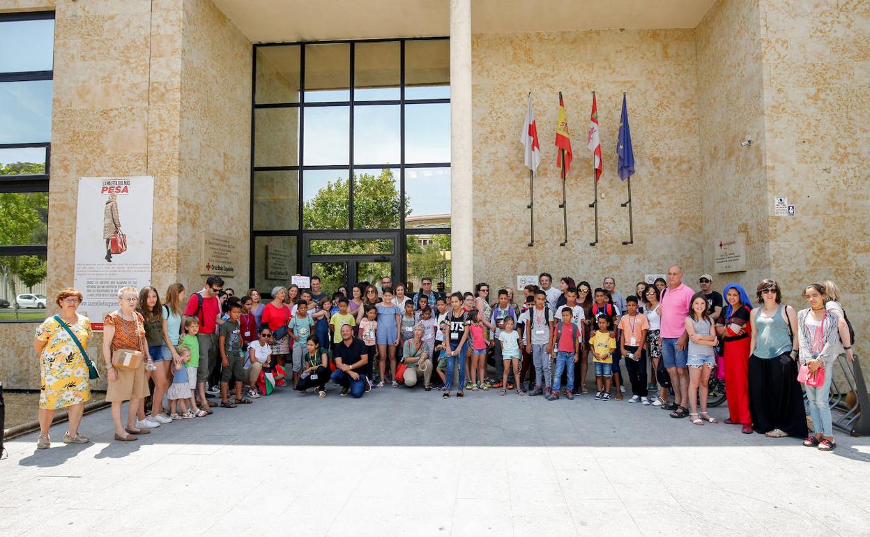 Los niños y niñas saharauis, junto a sus familias de acogida, a las puertas de Cruz Roja Salamanca. 