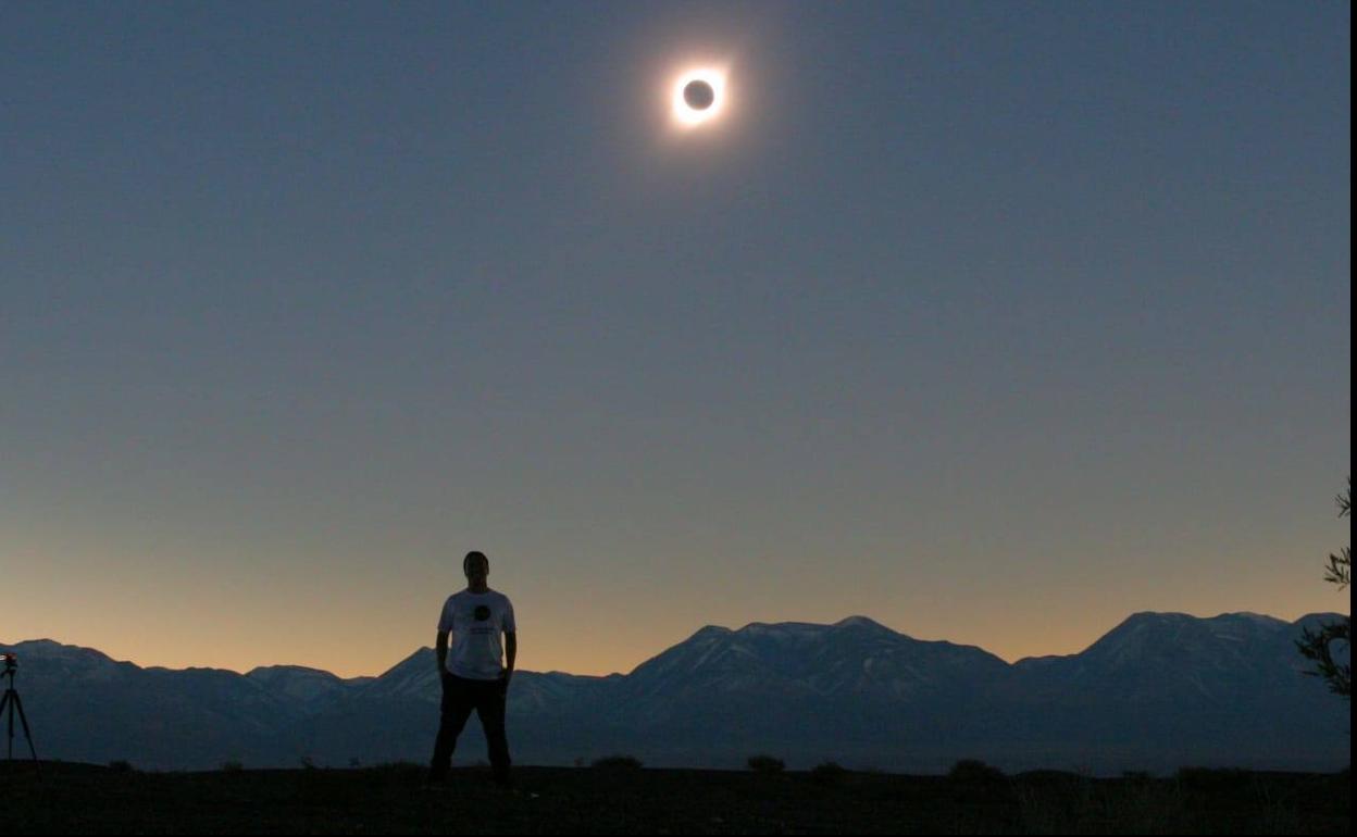 Óscar Martín Mesonero durante el eclipse solar vivido en Chile y Argentina hace apenas dos días.