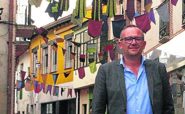 Adolfo López, alcalde de Mojados, en una calle ya engalanada.