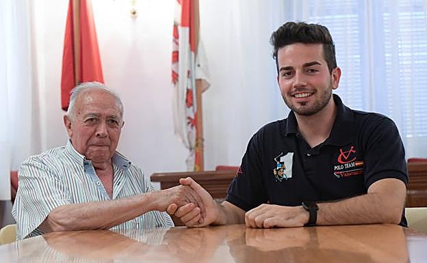 Rufino Hernández y Gonzalo Peinador se estrechan la mano en uno de los salones del Ayuntamiento de Nueva Villa. 
