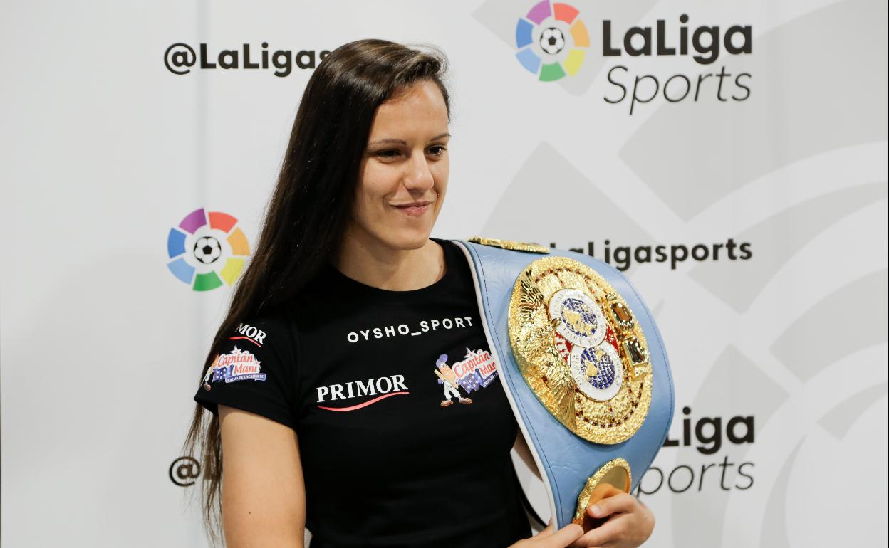 Joana Pastrana posa con su cinturón de campeona mundial del peso mínimo.