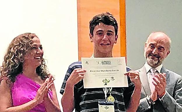 Alex recoge el diploma que le acredita como ganador.