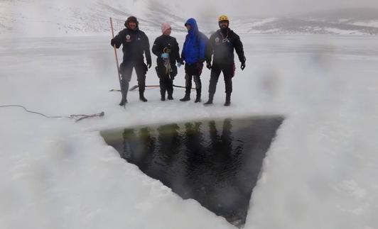 Práctica en el lago de Sanabria que el Grupo de Salvamento y Rescate realiza cada mes de enero. 