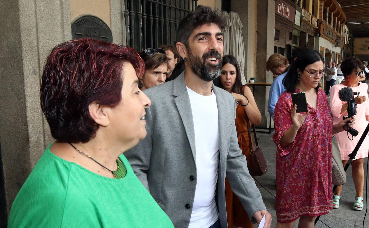 Guillermo San Juan, sonriente junto a Clara Luquero, antes de explicar el acuerdo programático entre PSOE y Podemos-Equo en Segovia. 