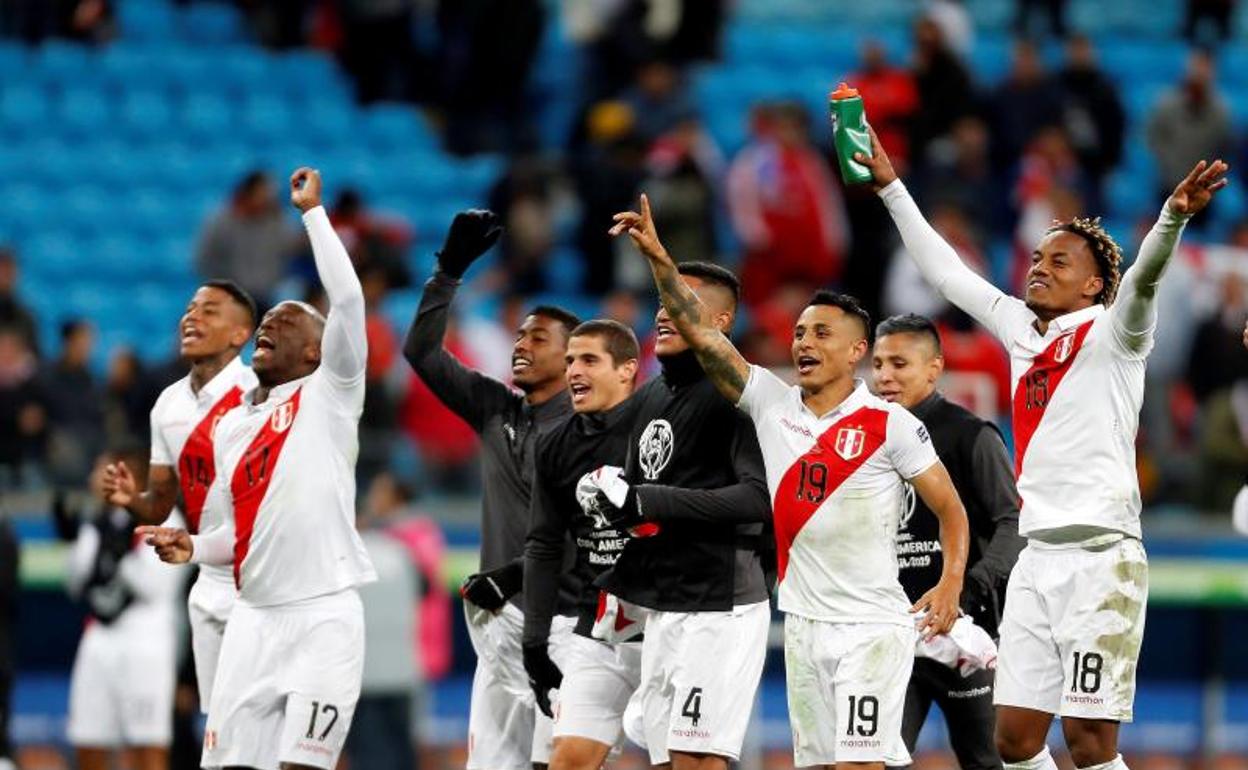 Los jugadores de Perú celebran su pase a la final de la Copa América. 