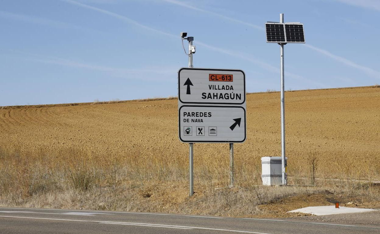 Cámara de radar de tramo sobre un cartel indicador en la CL-613, a la altura de Paredes de Nava, Palencia.