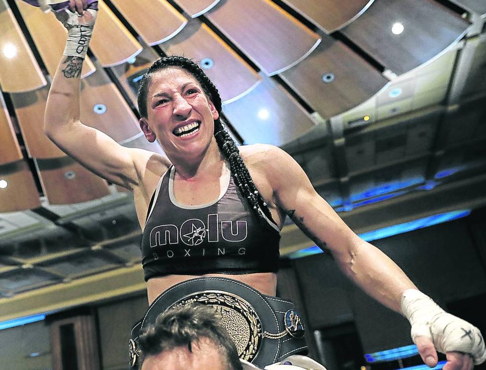 Campeona de Europa. Miriam celebra la victoria tras hacerse con el cinturón de campeona de Europa del peso ligero en Torrelodones el pasado 22 de marzo.