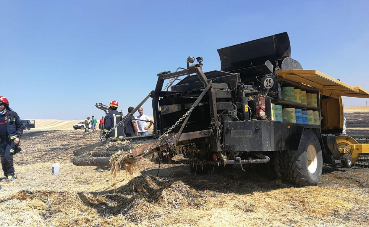 Empacadora afectada por el fuego en un incendio de cereal en Fuensaldaña. 