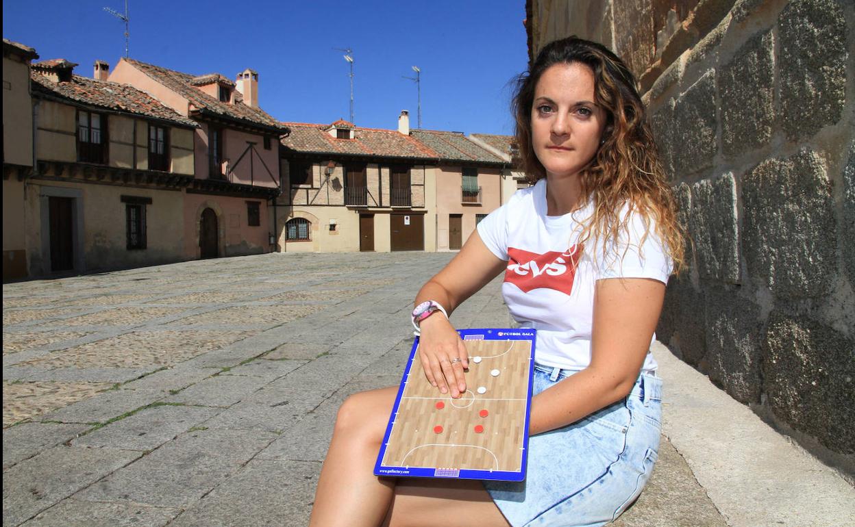 Natalia Maroto posa con la pizarra en la plaza de San Lorenzo. 