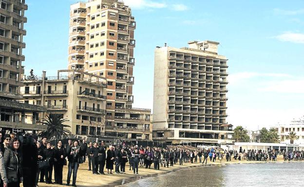 Decenas de grandes hoteles ofrecían la mejor selección de habitaciones a los turistas que sucumbían a los encantos de Varosha. Hoy solo quedan sus esqueletos.