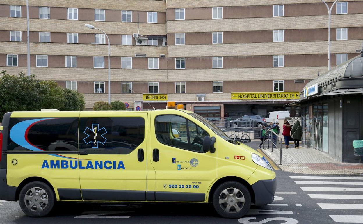 Una ambulancia, delante del hospital Clínico de Salamanca. 