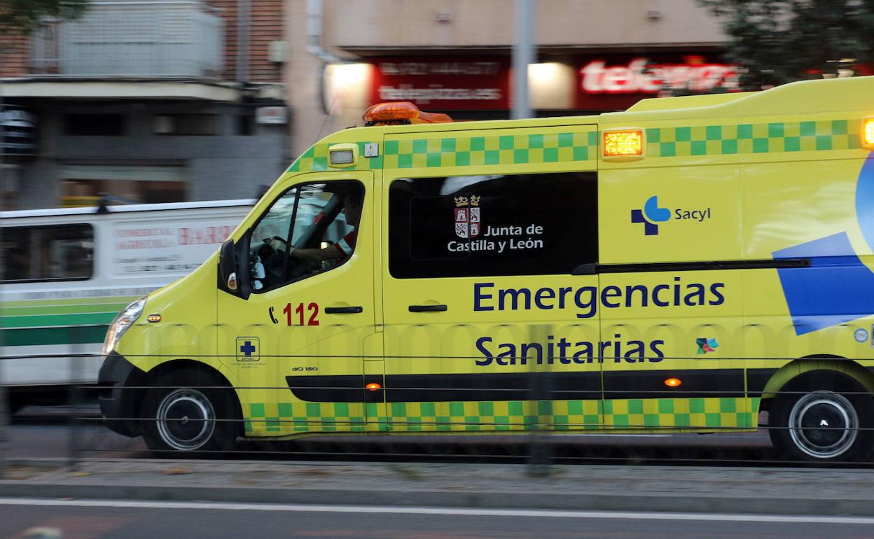 Una ambulancia del 112 circula rauda por una calle de Segovia. 