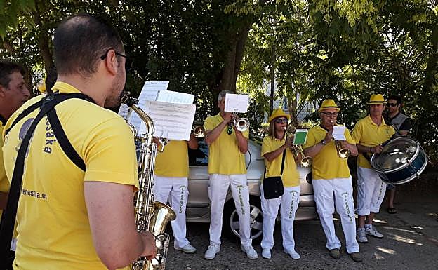 La charanga El Farolín, de Laguna de Duero, durante la actuación este domingo por las calles del barrio. 