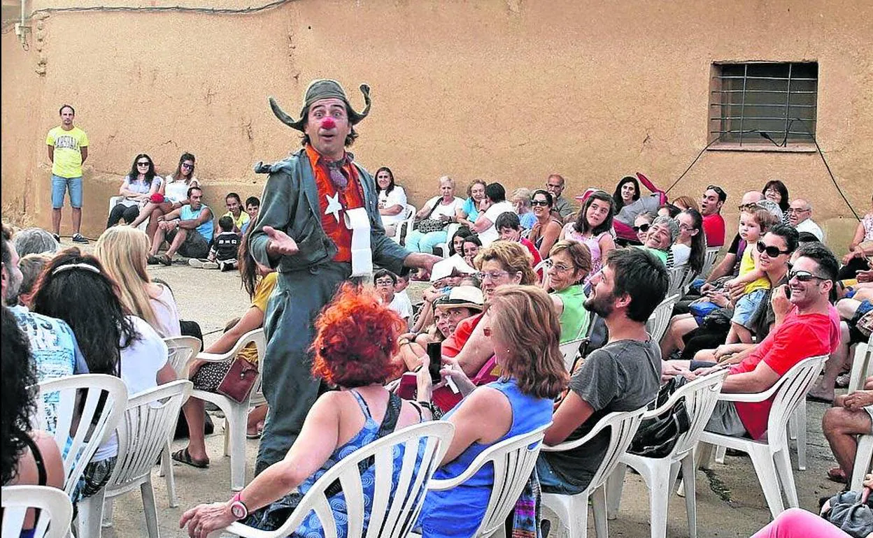 Representación en la calle en el Festival de Teatro Alternativo de Urones de Castroponce (Valladolid).