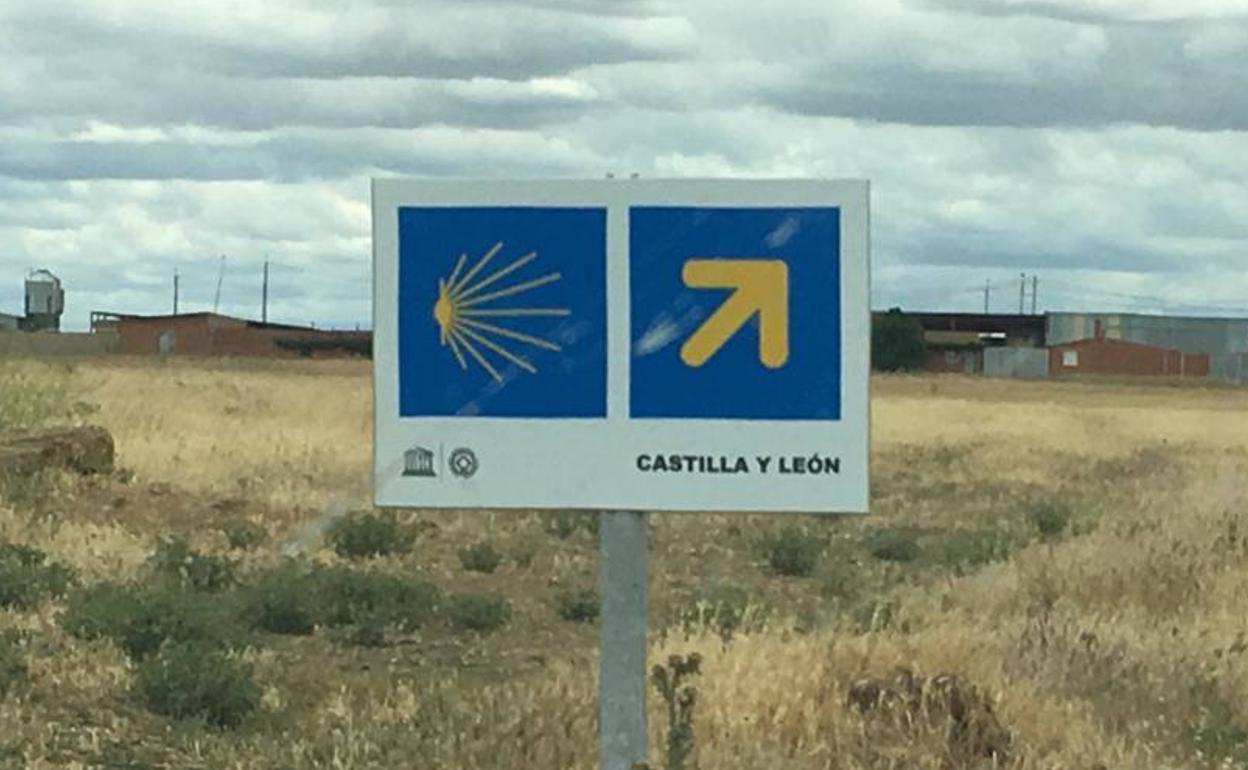 Una de las señales del Camino de Santiago que llevan al error. 