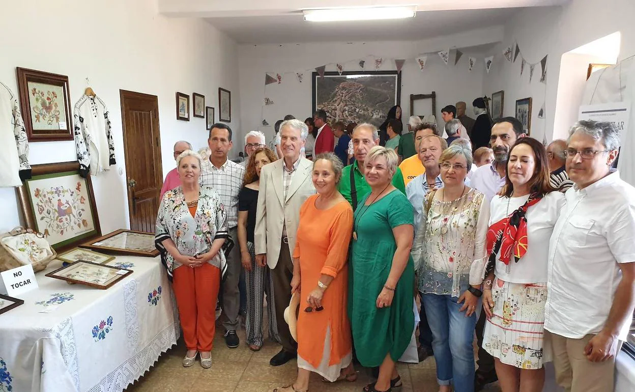 Numerosas autoridades socialistas asistieron a la inauguración de la exposición del bordado serrano en Miranda del Castañar.