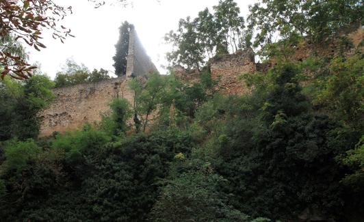 Deterioro en la Muralla norte de Segovia. 